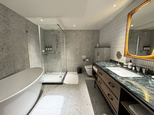 洗面所が広～い<br /><br />この湯船ね<br />栓の抜き方がわからない<br />押しても引っ張ってもダメ<br />周りを探してもそれらしきボタンない<br />翌朝フロントで聞いたら、栓を押すと聞いて<br />再びトライしたけど最後まで出来ませんでした<br />テクニックがあったのかな…