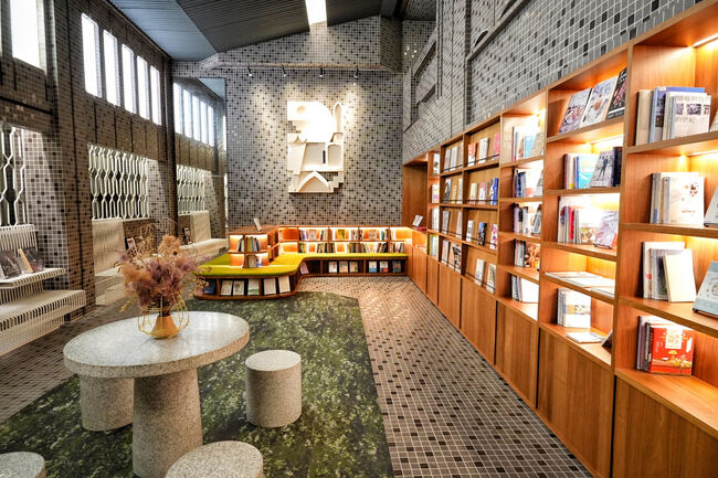 ホテル内を散策<br /><br />これまたおしゃれな図書室だわー