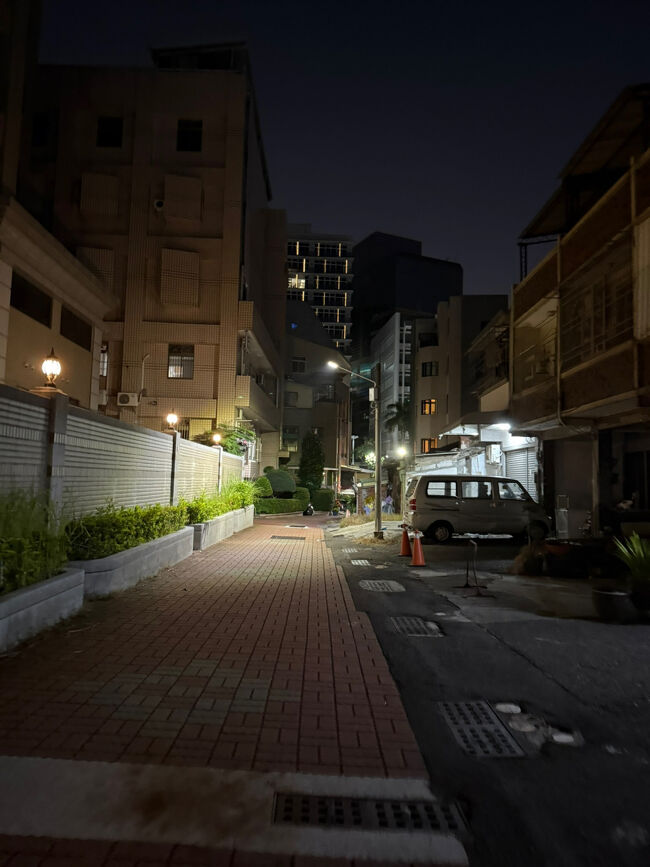 再び出かけます！<br /><br />事前リサーチで<br />台南はオシャレなバーがたくさんあるとあったので<br />ホテルから歩いて行けるお店を姉が予約してくれましたよ<br />ありがと～<br /><br />Googleマップ通りに小道を進んでるけど<br />このまま進んでいいのか不安になる