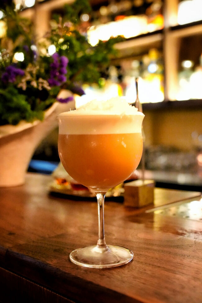 姉は『墨田』をオーダー<br />パルメザンチーズ乗ってます<br /><br />パルメザンチーズ乗ってるお酒ってなかなかないよね～