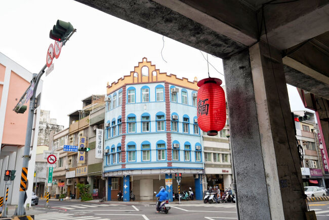 ホテルでしっかりめの朝ごはん食べたのだけど<br />ローカルご飯食べにでかけます<br /><br />雨は降ってない、よかった！<br /><br />ブルーな建物の前を通り過ぎるバイクの方もブルー