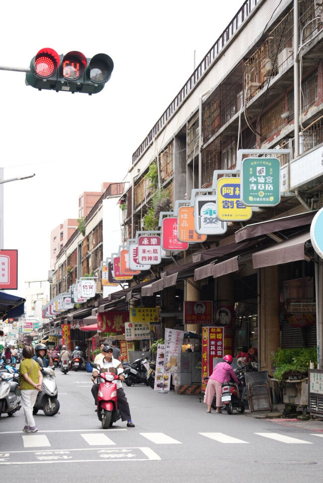 いろんなお店があるみたい<br />看板がずらーっと