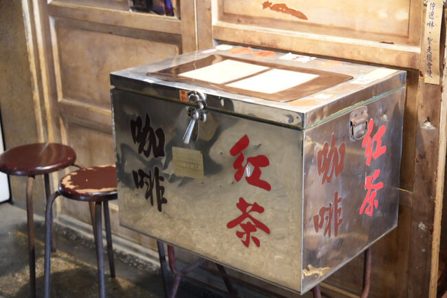 こちらはもう少ししたら開店するのかな？<br /><br />旅行記書くのに調べていたら<br />一部は住居になっていて<br />『台南秘氏咖啡』というカフェがあったのねー<br />でも、14時開店だから<br />この時間は開いてなかったね<br />