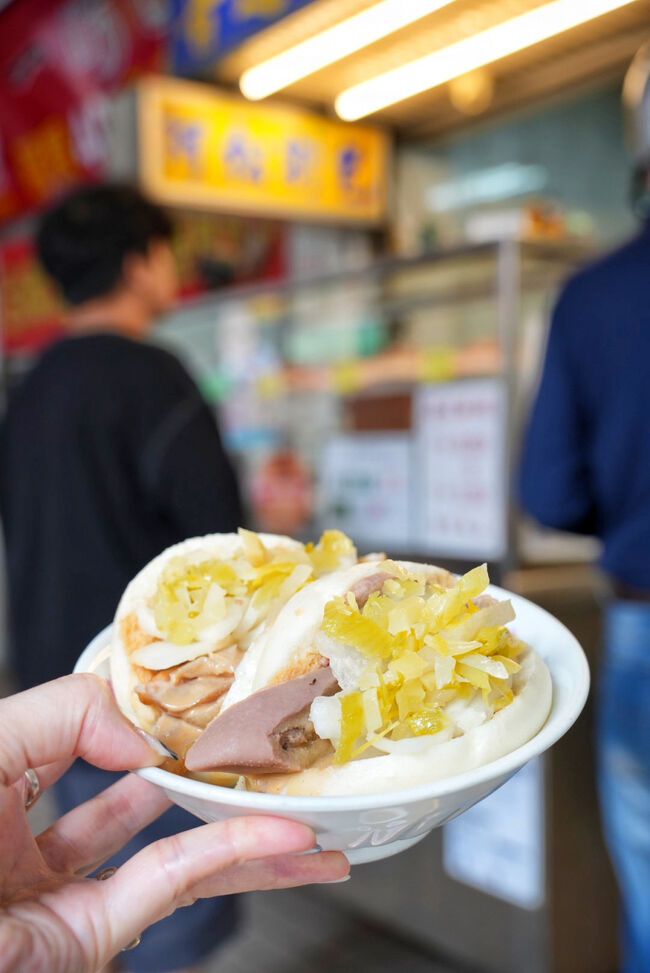 蒸しパンに豚の舌はさみ<br />ザワークラウトみたいなののせて<br />ピーナッツソースかかってます<br /><br />これは日本では食べられないよね～<br />えっと<br />好きな方は好きだと思う！<br />が、私の感想です(^^;<br /><br />ごちそうさまでした(^^)