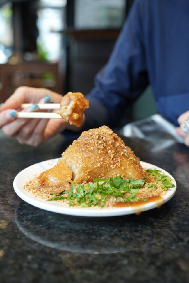 ピーナッツソースがかかったちまきにパクチー<br /><br />甘じょっばーい<br />カウンターに調味料あったから味変するみたいなんだけど<br />する前に完食しちゃった<br /><br />ごちそうさまでした(^^)<br /><br />