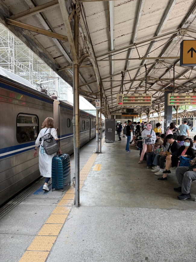 Uberで台南駅に来ました<br /><br />明日以降、台風で台北観光全くできないと困るので<br />雨が弱いうちに台北に移動します<br /><br />この日は月曜日<br />Uberもスムーズで<br />駅も前日の日曜よりぐっと人が少なかったですね