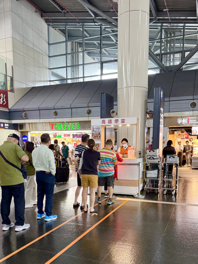 この時間はお弁当屋さん開いてた<br /><br />けども<br />いろんな朝ごはん食べたし<br />台北着いたら美味しいもの食べたいし<br />って事でやめました