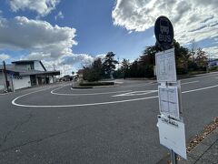 石部駅はがらーんとしていて、不安を覚えるほど人がいない。バス停は目の前。
ちなみにバスで巡るには
https://www.burari-konan.jp/assets/pdf/konan3zan/jorakuji_start.pdf