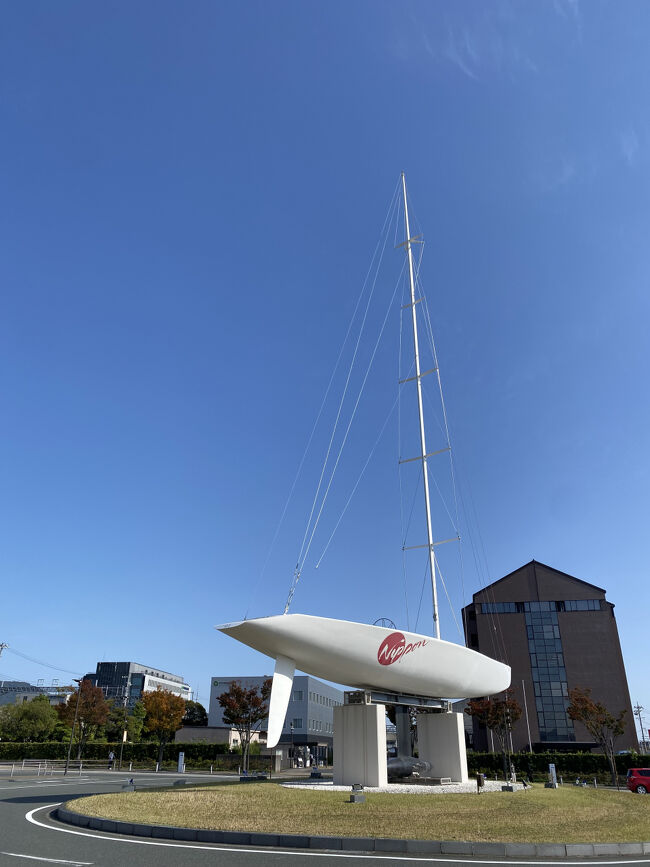 駅前にある、アメリカズカップ艇