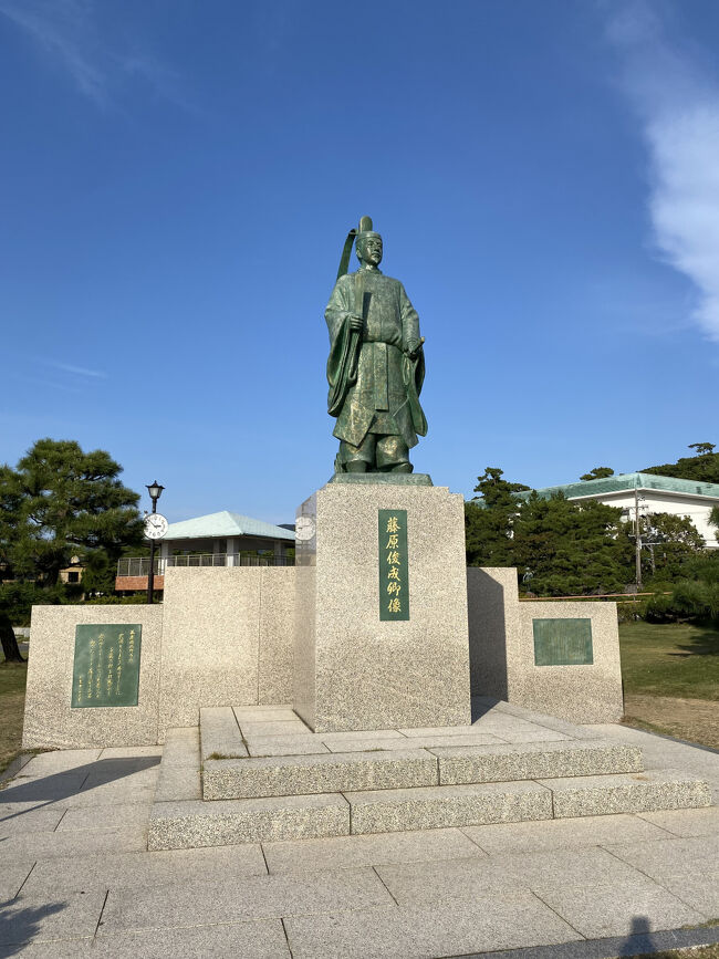 竹島の八百富神社を建立した、藤原俊成の像。