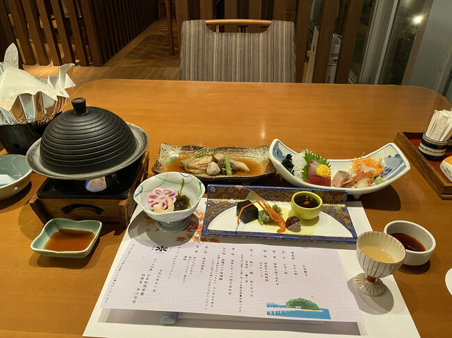 まずは、前菜やお造りや煮魚など。