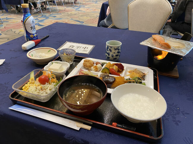 広い会場です。<br />昨日の温泉やロビーなどでは、あまり他の宿泊客と合わなかったので、こんなに泊まってたのかとびっくりするほどでした。<br />おかずも沢山ありました。テーブルで焼く干物がとても美味しかったです。