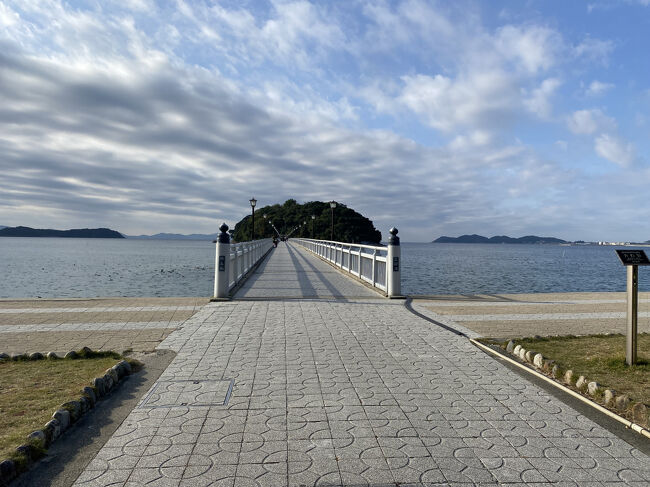 橋を渡ります。<br />朝なので、殆ど人がいません。