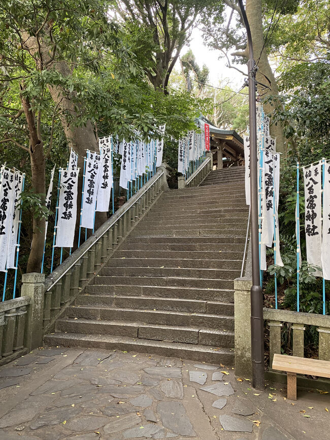 神社までは階段を登ります。