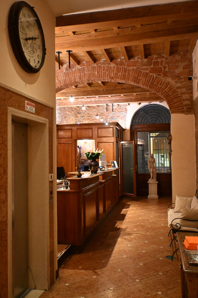 フィレンツェの宿は、この町の中央駅であるサンタ・マリア・ノヴェッラ駅にほど近い「ポルタ・ファエンツァ」。ほぼビジネスホテルだったローマの味気ないホテルと違い、歴史ありそうなたたずまいが素晴らしい。