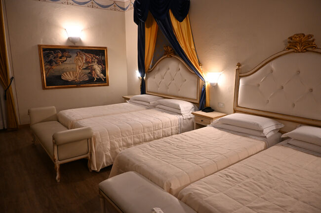 部屋も広く、壁には市内のどこかにある名画「ヴィーナスの誕生」のレプリカが飾られていた。浴室には最後まで使い方がわからなかったジェットバスが置かれるなど、設備も充実である。