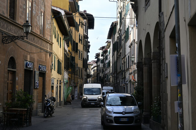 いざ出発。フィレンツェの観光スポットが集まる旧市街はそれほど広くないので、基本的には徒歩でどこでも行けそうだ。町並みが古代ローマから中世ヨーロッパに変わった。