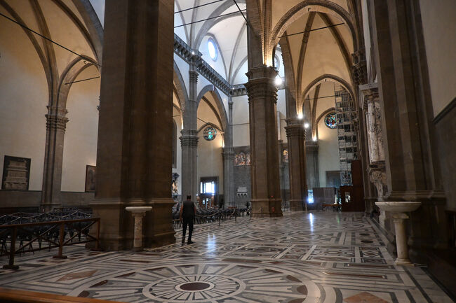 他の教会とは逆に、内部はシックかつシンプルな感じ。本来、教会のメインとなるのはこの礼拝堂であるはずだが、残念ながら多くの観光客の目的は別にある。