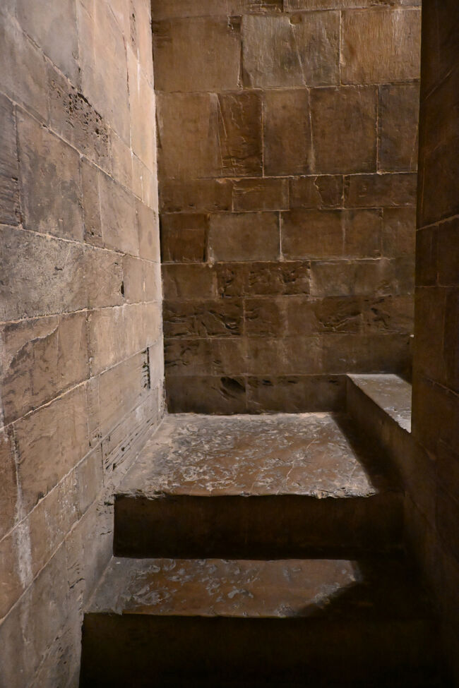 というわけで、フィレンツェ随一の人気イベント、大聖堂「ドゥオーモ」の登頂に挑む。ドゥオーモとは大聖堂全体のことをさし、屋根の上のドームは「クーポラ」というらしい（ちょっとまぎらわしい）。人ひとりがやっと通れるくらいの階段が延々と続く。