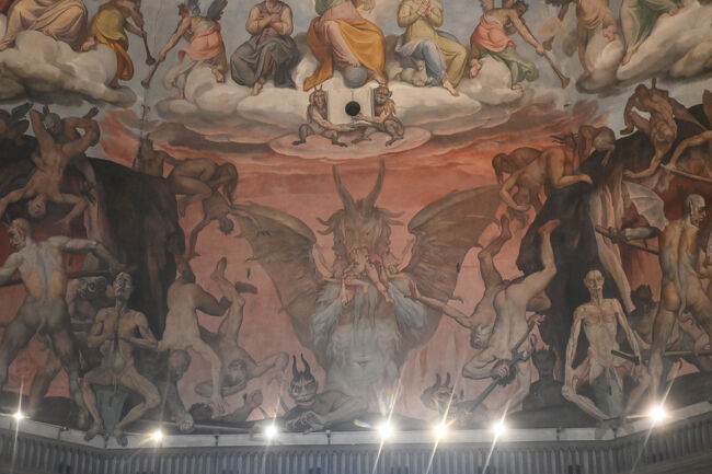 最下部は恐ろしげな悪魔たちが跳梁跋扈する地獄ゾーン。食われているではないか。キリスト教には、異教徒は問答無用で地獄送りというまさに地獄のようなルールがあるという。われわれの行き着く先はここなのか？