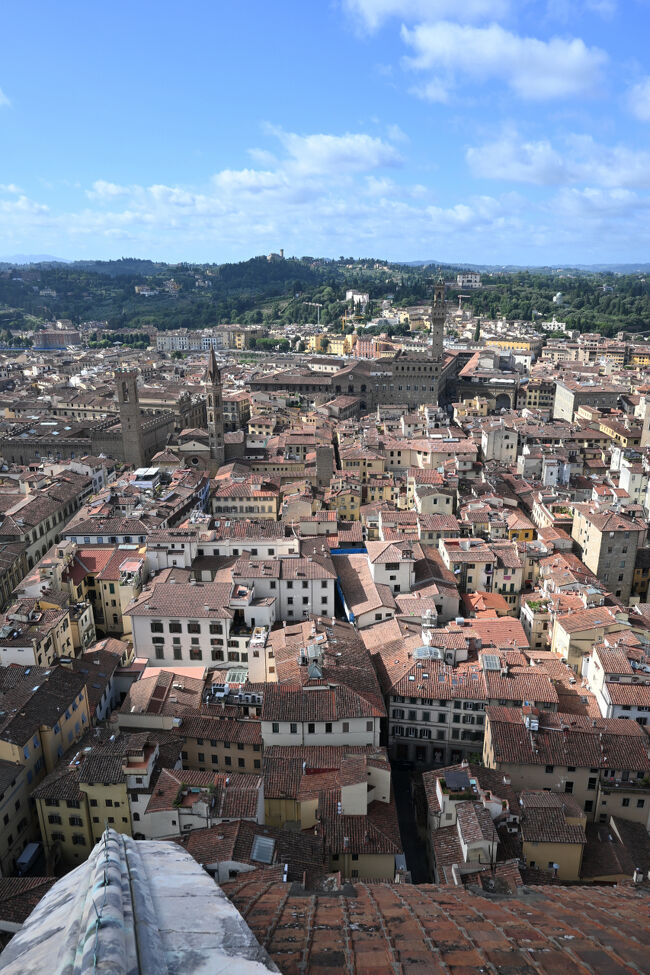 計463段の階段をのぼり、ついにクーポラ上の展望スペースに到着。ここにくればクーポラが拝めるかと思ったが、かなりの斜度のため残念ながらほぼ見えない。足下にちょこっと見えるだけで、正直よくわからない。富士山頂から富士山が見えないのと同じ理屈である。