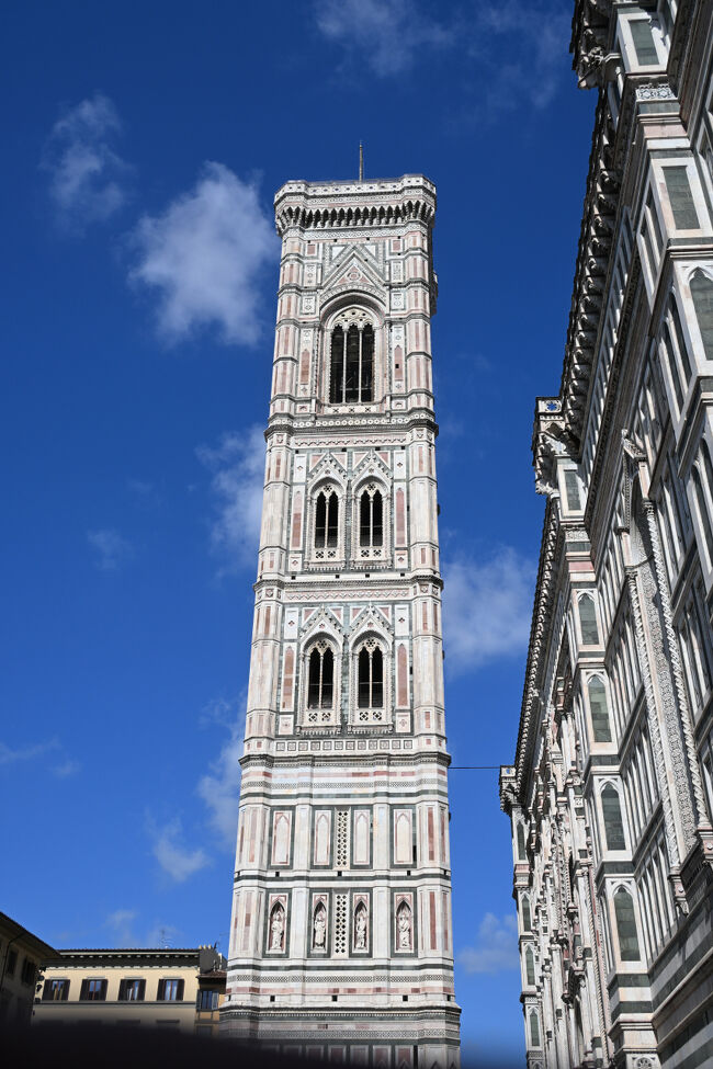 クーポラの全容を眺めるには、ドゥオーモの脇に建つ「ジョットの鐘楼」に登らないといけないようだ。こちらの階段も414段ほどある。先ほどのクーポラとあわせれば20〜30階建てのビル2棟分に相当するわけで、何人たりとも同じ日に攻めることを薦めていない。チケットも3日間有効だったりして、運営側としても日程的な猶予を与えてくれている。が、予定の詰まっているわれわれが行くのは今しかない。