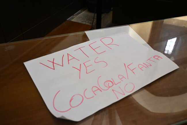 水は許容されるも、コカコーラとファンタはNOである。炭酸を飲みながら長い階段を登るのもきついとは思うが。