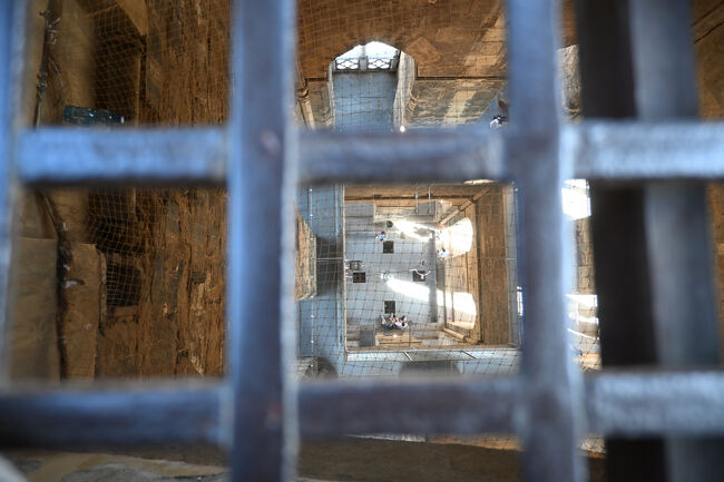 幸いなことに、こちらは要所要所に広い休憩スペースがあり、休みながらいけばなんとかなる。内部は吹き抜けになっており、かなりおっかない。深淵をのぞく勇気はあるか。