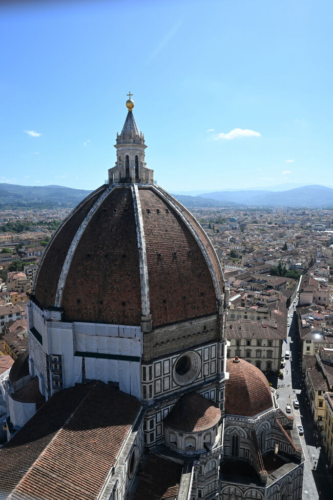 疲労で足がガクガクになりながら、ようやく最上部の展望台へ到着。クーポラの全容が拝めて大満足であった。