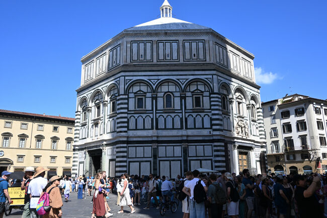 2か所の登頂を終え、無事に下山。教会の向かいには洗礼堂があり、こちらの天井画もまた必見であるというものの、残念ながら内部は修復中であった。無念。