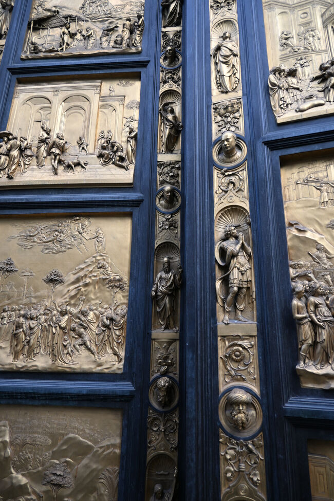 洗礼堂の壁には「天国の門」という金ぴかの扉があった。ところどころにある丸い穴から顔を出しているおっさんたちが意外とかわいらしい。