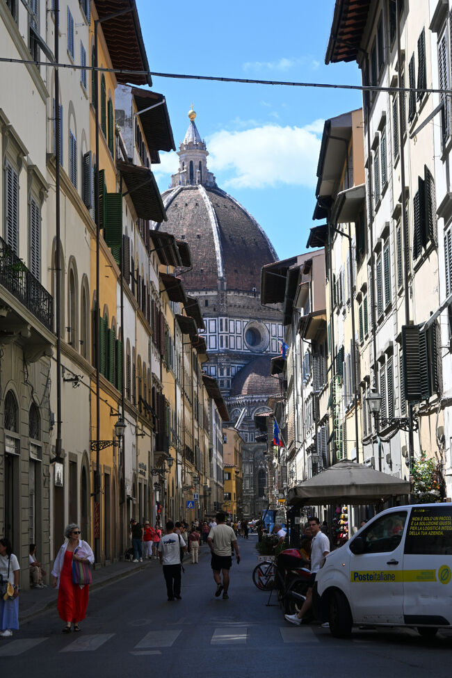 次の目的地へ向かう途中、街角からクーポラがよく見える。
