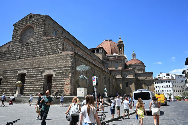 食後はメディチ家礼拝堂へ。メディチ家とは、元は銀行業で財をなした地元の資産家で、その後は政界に進出し、フィレンツェを中心としたトスカーナ地方全体を治めるトスカーナ大公にまでなった一族である。レオナルド・ダ・ヴィンチやミケランジェロら、ルネサンス期に活躍した多くの芸術家たちを資金面から支援したことでも知られている。