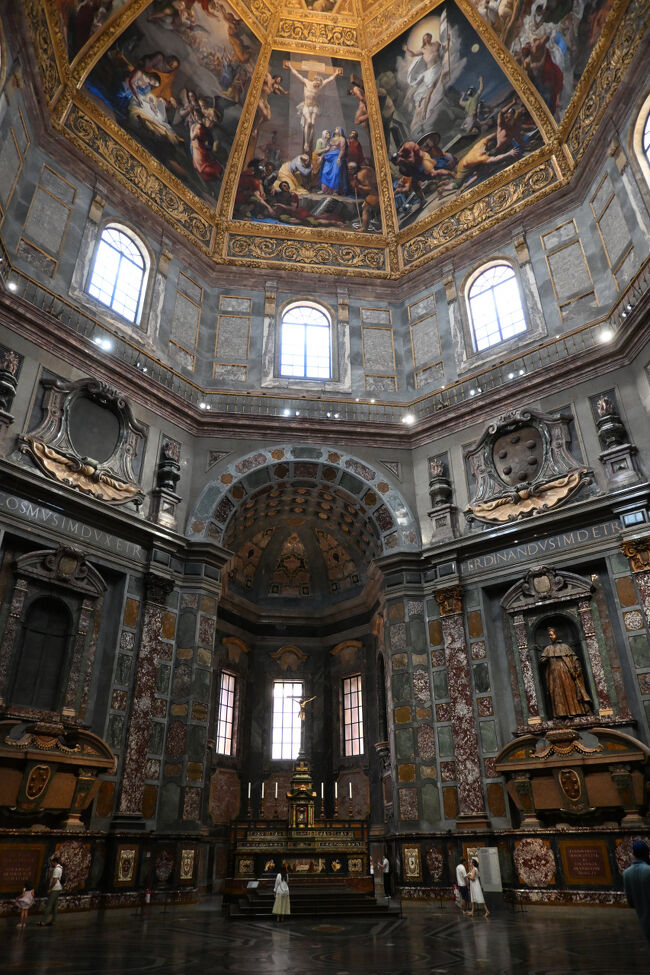 歴代当主の肖像彫刻が飾られた「君主の礼拝堂」。灰色を基調としたシックな色合いが威厳を増し、それに加えてとにかく天井が高い。高さは59メートルもあり、東京ドームの最高部までの高さとほとんど変わらないようだ。ここで思いっきりフライを打ち上げても問題なくプレイが成立する。