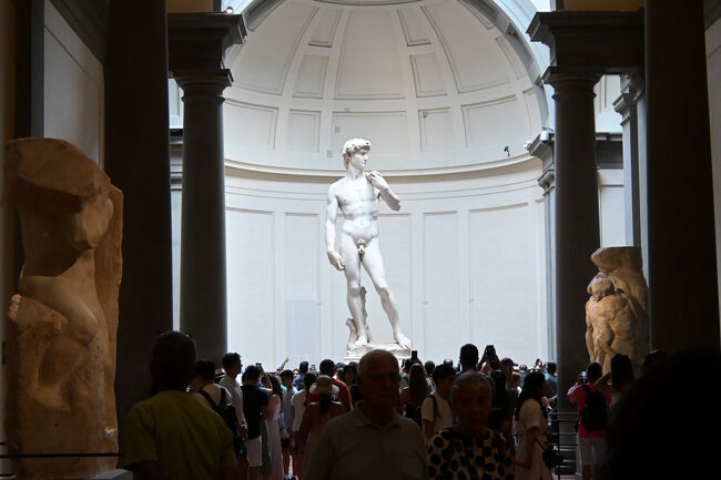 ここからは柄にもなく本格的な美術館めぐりが始まった。ドゥオーモから歩いて10分ほどの距離にあるアカデミア美術館の目玉は、あの世界的に有名なミケランジェロのダビデ像である。元々は市内の別の広場で野ざらしだったものを、襲撃による破損や風雨による劣化から守るため、150年ほど前に美術館内へ移設されたという。ダビデ像はさすがに破格の扱いを受けており、専用のホールの中央に堂々と展示されていた。この美術館にはもちろんほかの展示品もあるにはあるが、実質的にダビデ専用館と考えてよいだろう。