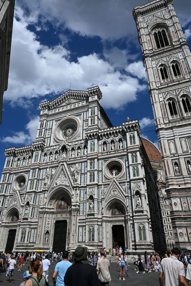 ふたたびドゥオーモの前を通過。人の多さが朝の比ではない。太陽の向きの関係上、写真は午後に撮ったほうが映えるかと思う。