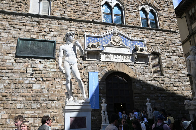 シニョリーア広場にて、早くもダビデに再会。ここが以前に置かれていた場所で、現在は原寸大のレプリカが飾られている。