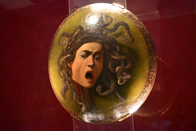 数々の名画の余韻を一気に吹き飛ばすほどのインパクトがあったのが、このカラヴァッジョの「メドゥーサの首」であった。切断面から流れる血と表情が生々しい。しかも、中華鍋を裏返したような凸面に描かれていて、妙に立体感がある。ミュージアムショップでは、他の巨匠たちの作品に混じって、このメドゥーサをあしらったトートバックや靴下などがいろいろと商品化されていた。これを持って外を歩けば、皆の注目を集めること間違いなし！