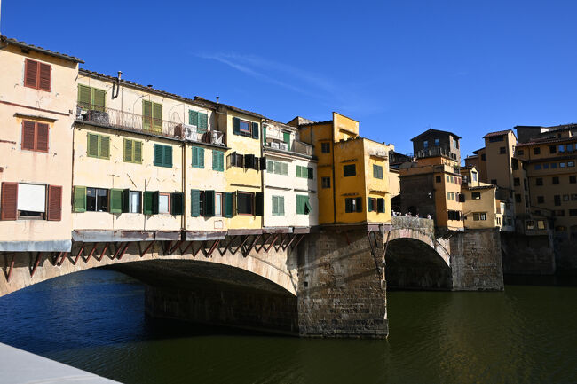 さすがに疲れてきたが、あと少し。有名なヴェッキオ橋を眺めながら一休み。