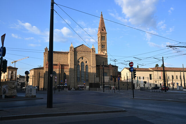 翌日。フィレンツェからローカル線で1時間ほどの距離にあるピサへと向かう。もちろんお目当ては斜塔。駅の前には「サンタ・マリア・ノヴェッラ教会」が見えた。