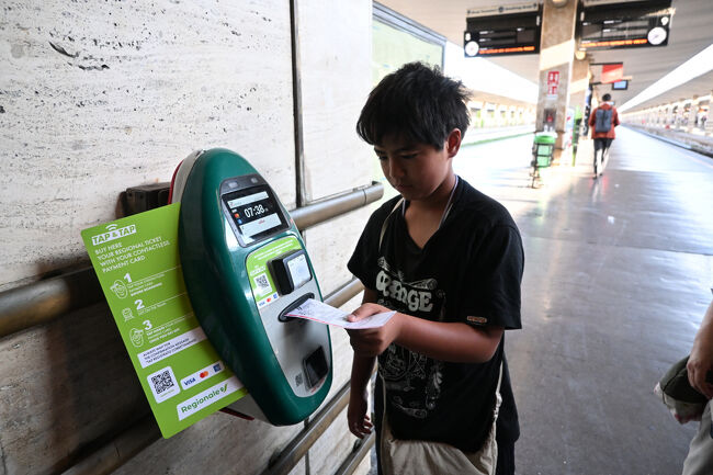 電車に乗る前に、自分で切符を機械に通さないといけない。完全予約制のフレッチャロッサと違って、ローカル線の切符には日付がないため、これで日付を打刻して未使用のものと区別するようだ。これをしないで車内での検札にあうと、50ユーロ程度の罰金を徴収されるらしい。