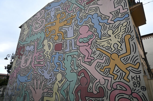 駅前の教会の壁に、ストリートアートの先駆者といわれるアメリカの画家、キース・へリングの描いた壁画があった。その名を知らずとも、実際に絵を見れば「ああ、これね」とわかる。彼の生涯最後の作品らしい。