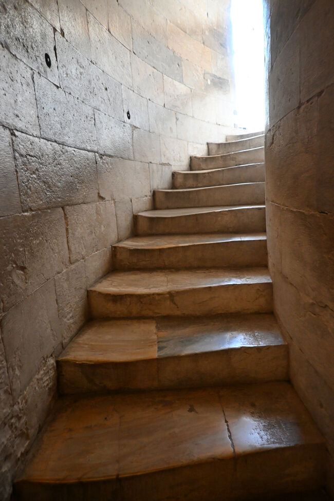 前日に引き続き階段を登っていく。階段は塔の内周をぐるぐる回る感じにつくられているので、傾いている側へ登る時は緩く、そして逆側はきつくなる。297段の階段を登るうち、しだいに平衡感覚がゆらいでいった。