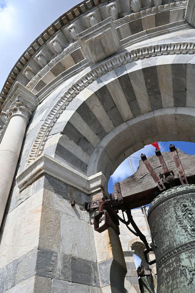 元々は鐘楼として建てられたものであるため、屋上には立派な鐘が7つも備え付けられている。だが、実際にこの鐘をつくと傾斜に悪影響が出るおそれがあるとかで、現在はスピーカーから鐘の音が流されているという。人間が登るほうがよほど影響がある気もするが。見学者全員が一方に寄ったりしても大丈夫なのだろうか。