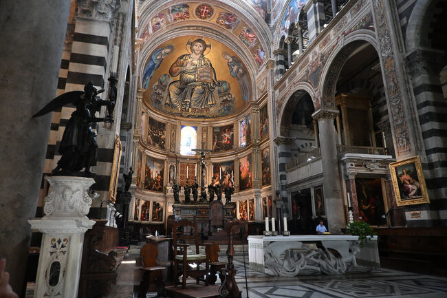 ついでに、といっては失礼だが、隣りのピサ大聖堂を見学。斜塔ありきの場所かと思っていたが、中はかなり立派。ロマネスク建築の傑作の呼び声も高いという由緒ある大聖堂なのである。しかし、斜塔がもしも傾いていなかったら、これほど観光客が訪れることもなかっただろう。災い転じて福となす。