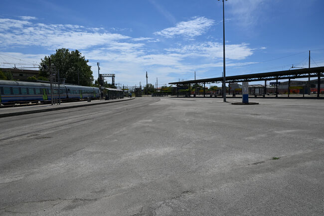 帰りは斜塔の最寄り駅、「ピサ・サン・ロッソーレ駅」から乗車。この駅で線路が分岐しており、駅舎もV字型にわかれた変わった形になっている。