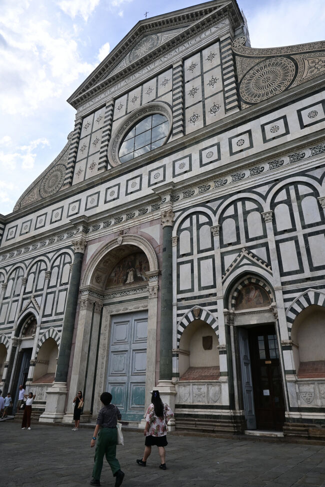 強行軍はまだ続く。この日はこれから次の目的地、ボローニャに向かわないといけない。少し時間に余裕があったため、駅前の「サンタ・マリア・ノヴェッラ教会」を見学。朝見た裏側と違い、正面はドゥオーモの子分のようなつくりになっている。