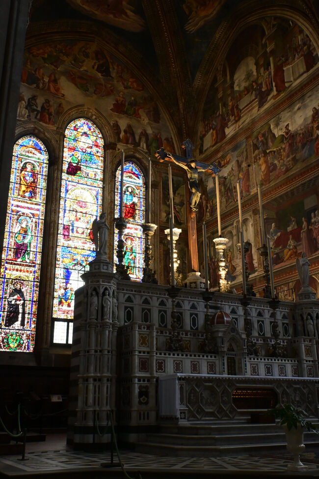 内部のステンドグラスが見事。