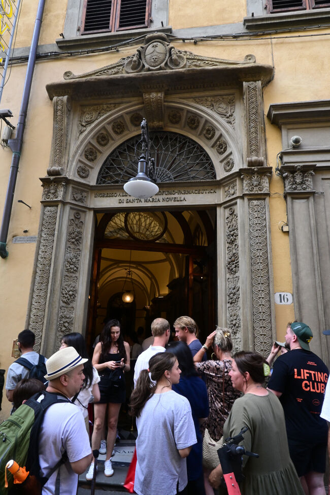 13世紀、この教会がまだ修道院だった時代に、修道僧が育てた薬草でつくった薬を売っていたのが、教会の裏にあるサンタ・マリア・ノヴェッラ薬局である。現存する世界最古の薬局だそうで、現在は香水や化粧品、石鹸などが主力商品となっている。入店待ちの間にジェラートを振る舞っていただき、サービスも申し分ない。先ほどの教会はめずらしく入場料が必要だったため、「これで元はとれたな」などとみみっちいことを考える。