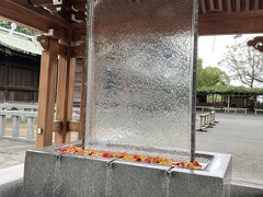 オシャレな手水場があります